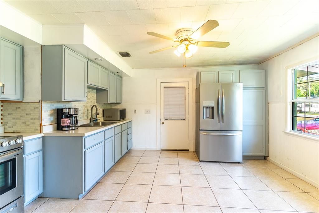 Active With Contract: $220,000 (3 beds, 1 baths, 1088 Square Feet)