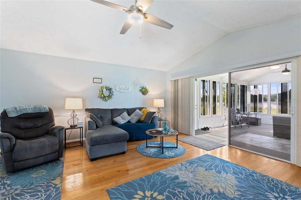 For Sale: $330,000 (1 beds, 1 baths, 1180 Square Feet)