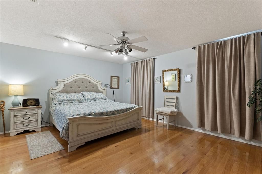 For Sale: $330,000 (1 beds, 1 baths, 1180 Square Feet)
