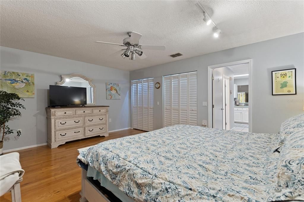 For Sale: $330,000 (1 beds, 1 baths, 1180 Square Feet)