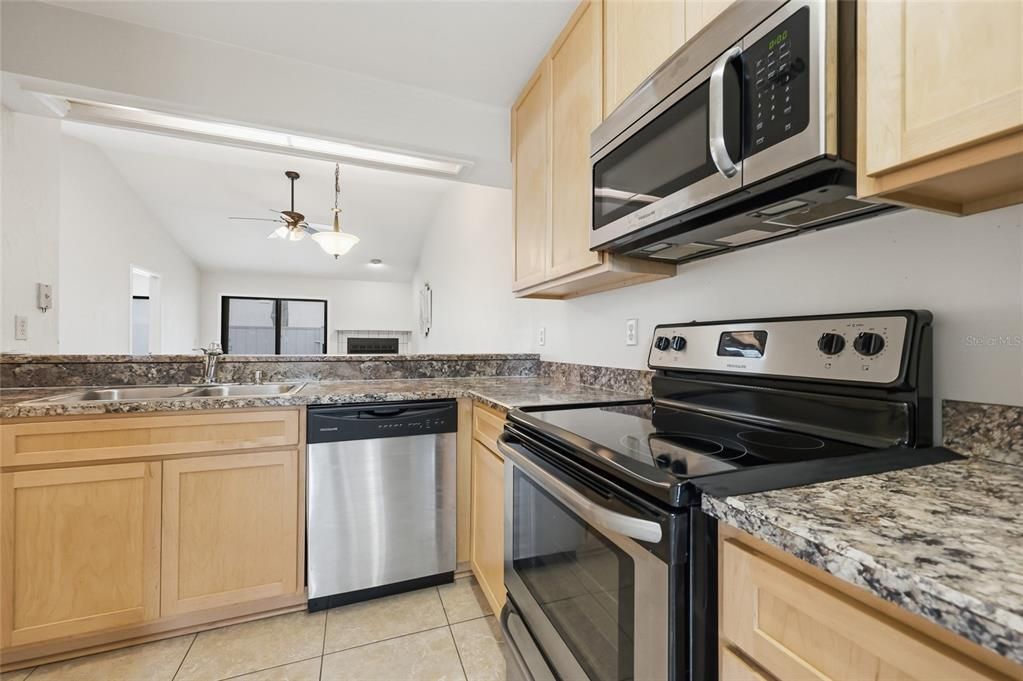 На продажу: $189,000 (2 спален, 2 ванн, 1007 Квадратных фут)