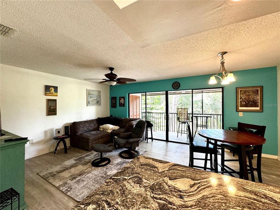 Active With Contract: $1,750 (1 beds, 1 baths, 786 Square Feet)