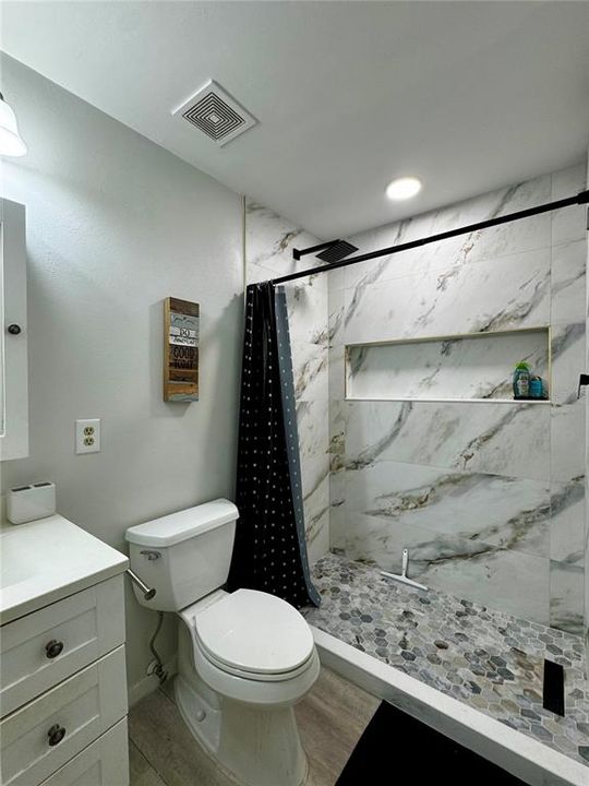 Active With Contract: $1,750 (1 beds, 1 baths, 786 Square Feet)