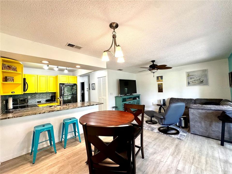 Active With Contract: $1,750 (1 beds, 1 baths, 786 Square Feet)