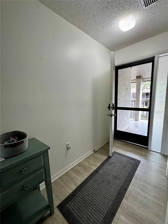 Active With Contract: $1,750 (1 beds, 1 baths, 786 Square Feet)