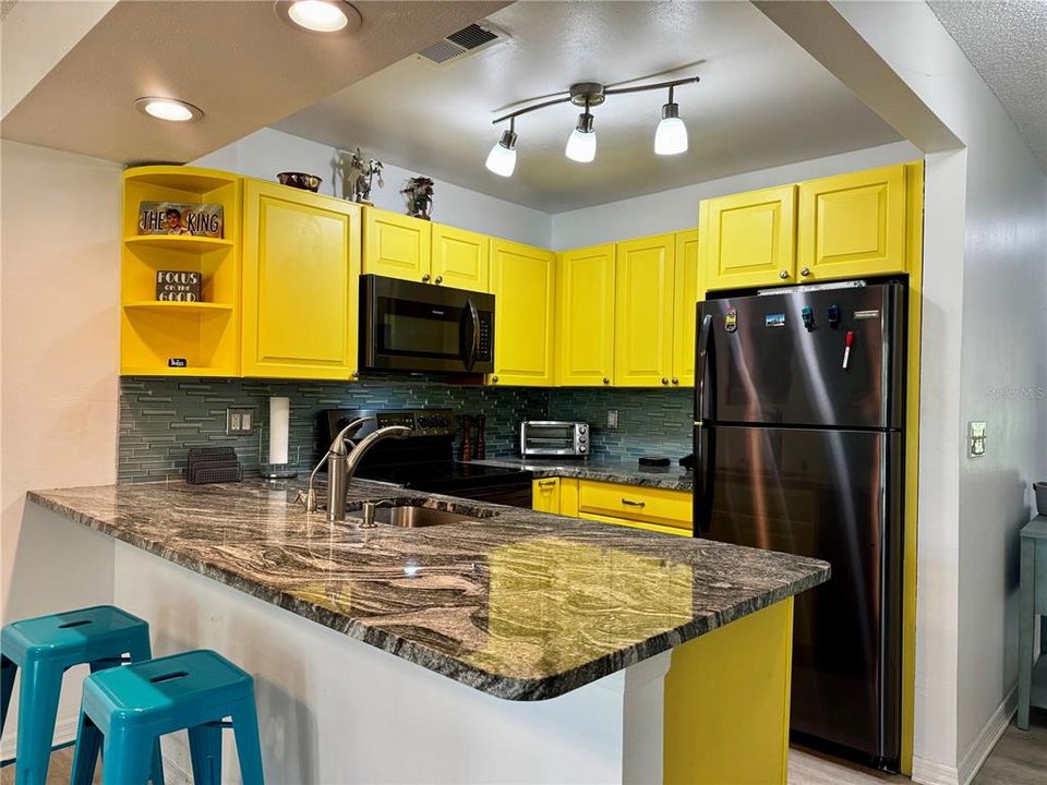Active With Contract: $1,750 (1 beds, 1 baths, 786 Square Feet)
