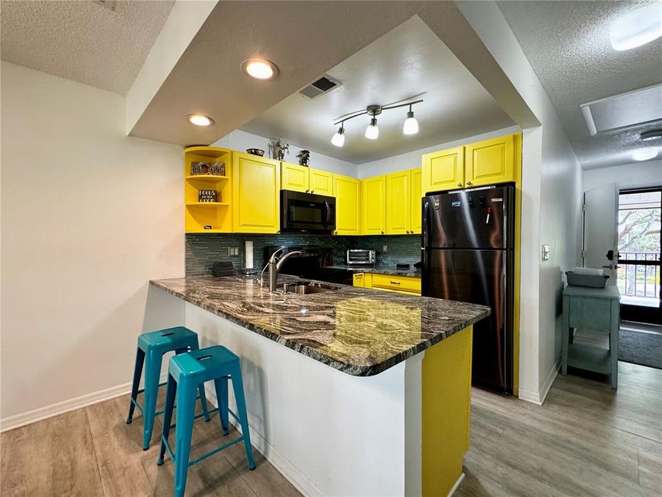 Active With Contract: $1,750 (1 beds, 1 baths, 786 Square Feet)