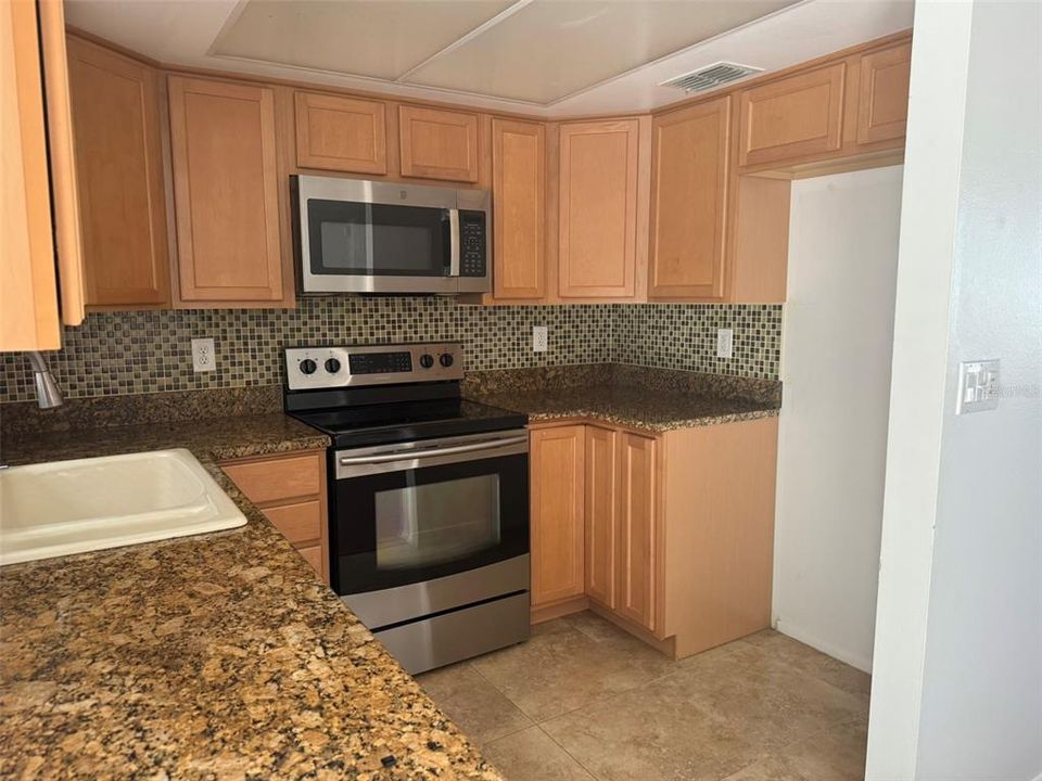 Active With Contract: $250,000 (2 beds, 2 baths, 928 Square Feet)
