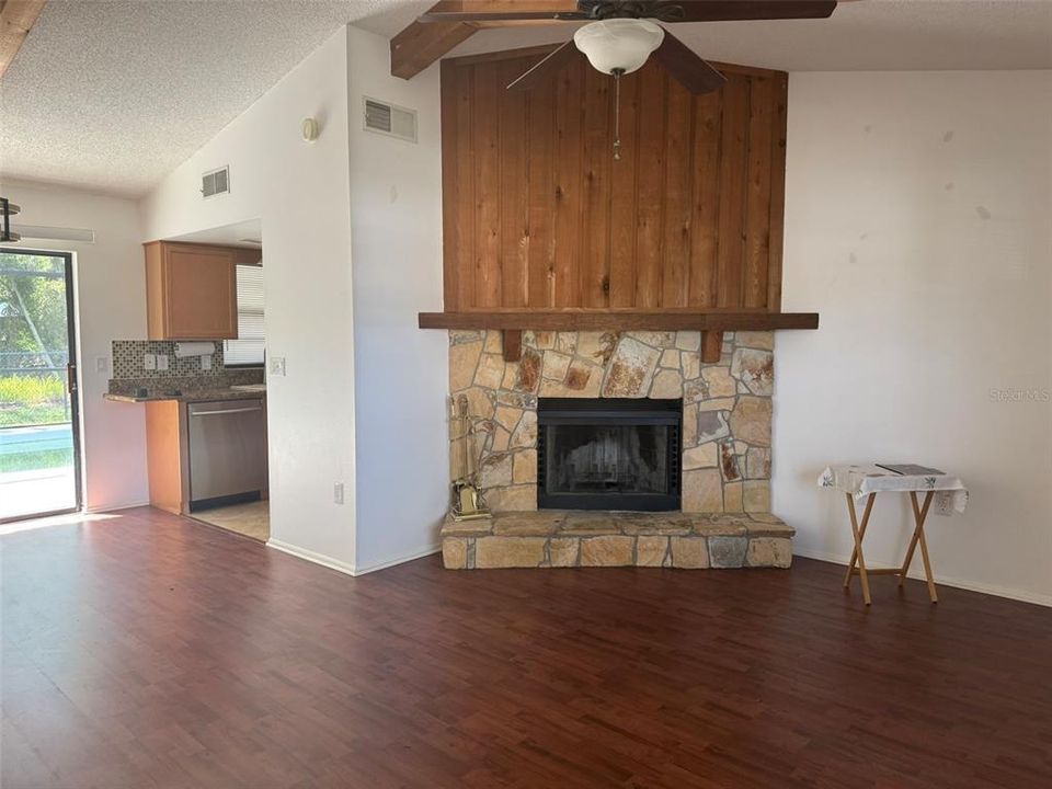 Active With Contract: $250,000 (2 beds, 2 baths, 928 Square Feet)