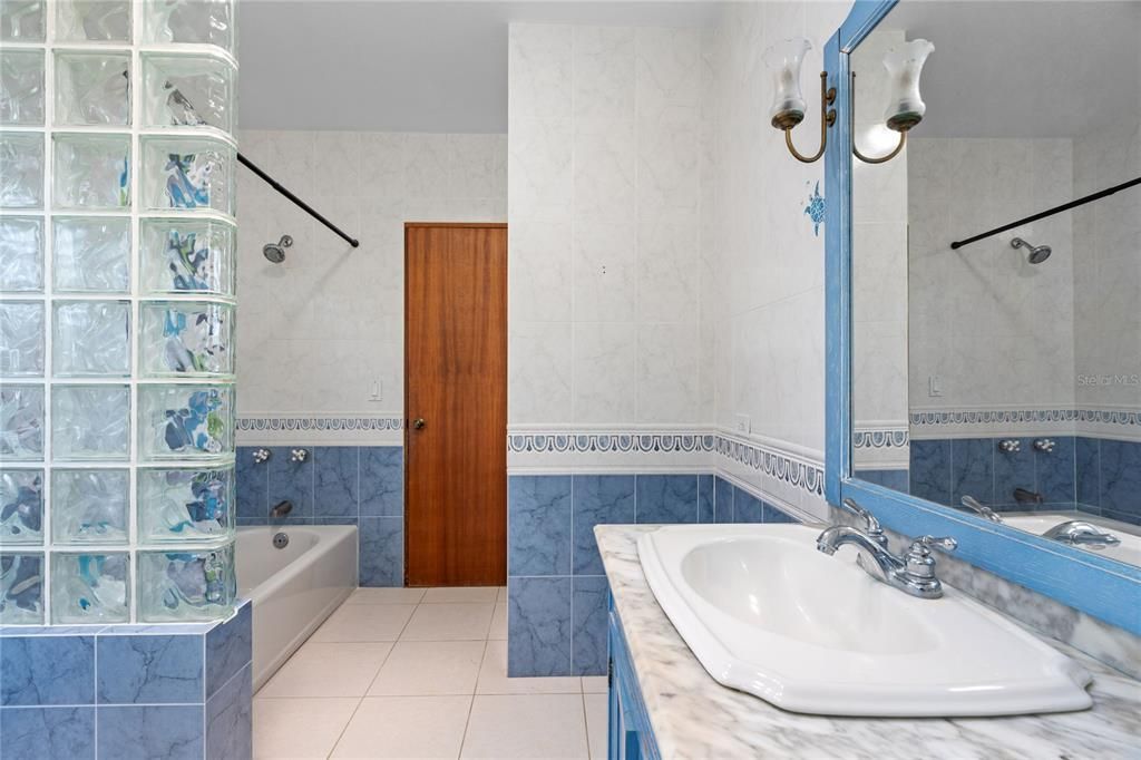 En Venta: $765,000 (6 camas, 5 baños, 4412 Pies cuadrados)