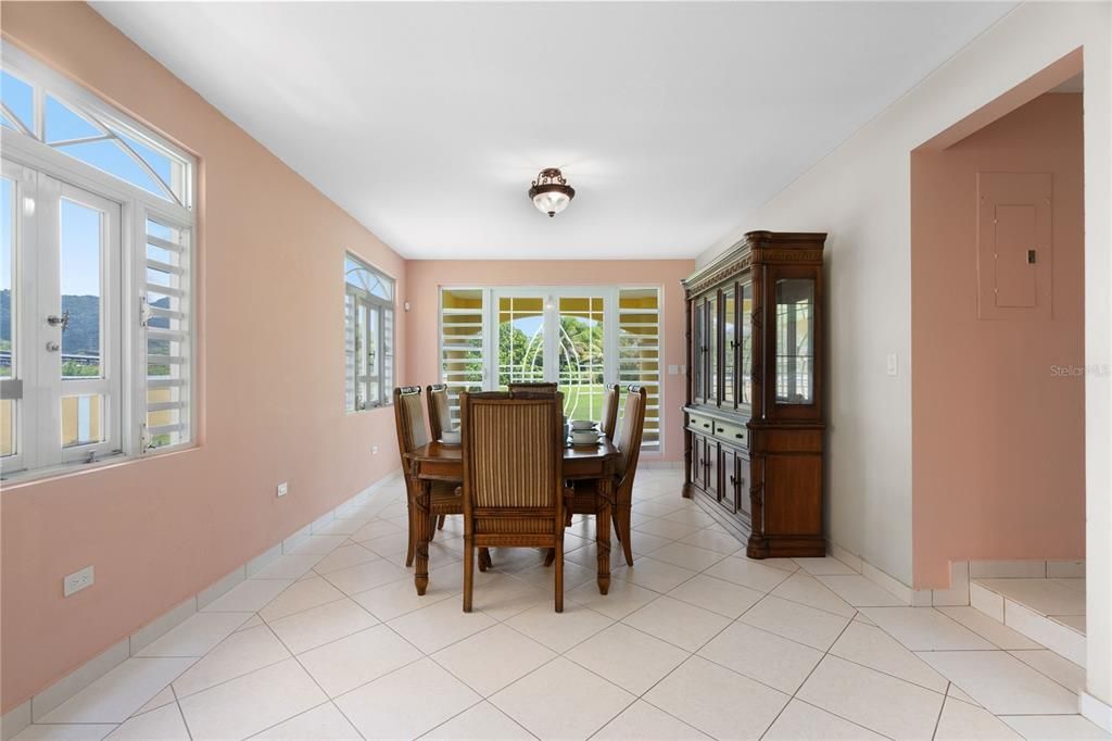 En Venta: $765,000 (6 camas, 5 baños, 4412 Pies cuadrados)