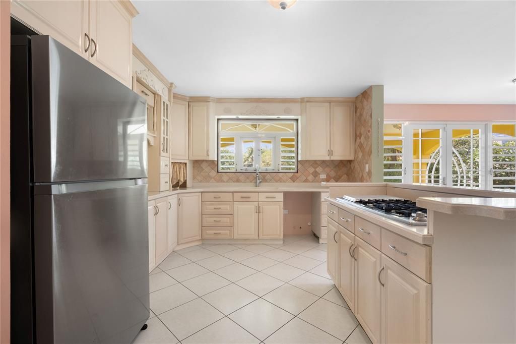En Venta: $765,000 (6 camas, 5 baños, 4412 Pies cuadrados)