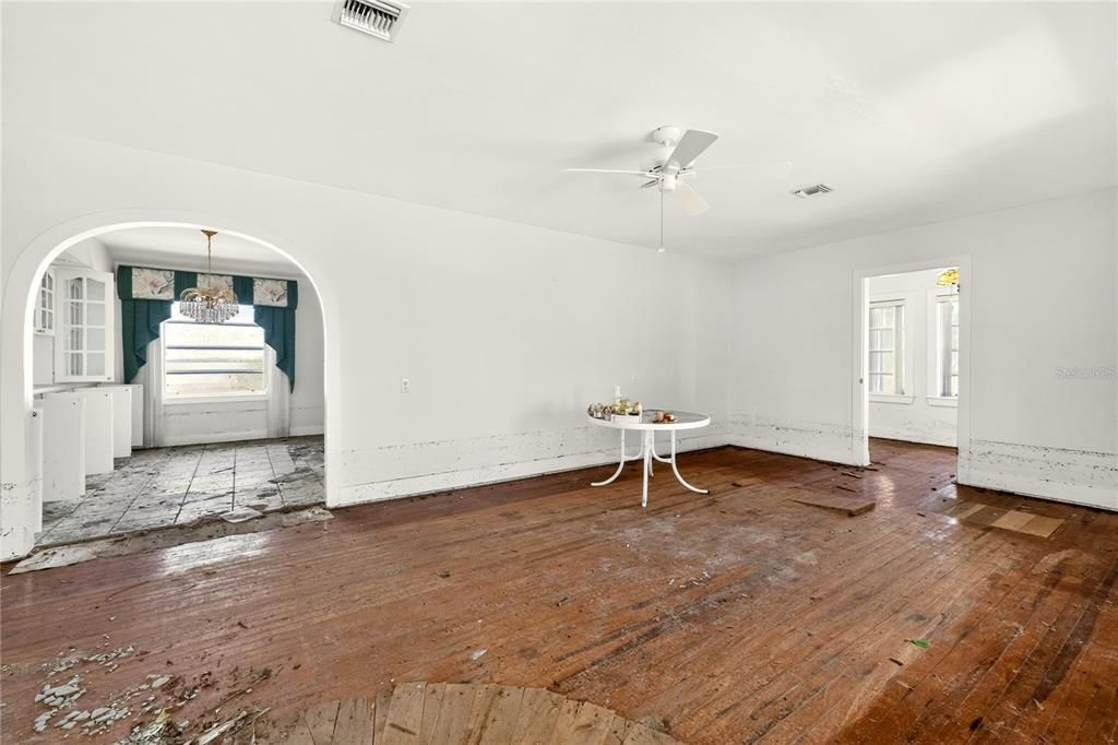 For Sale: $3,900,000 (2 beds, 1 baths, 1494 Square Feet)