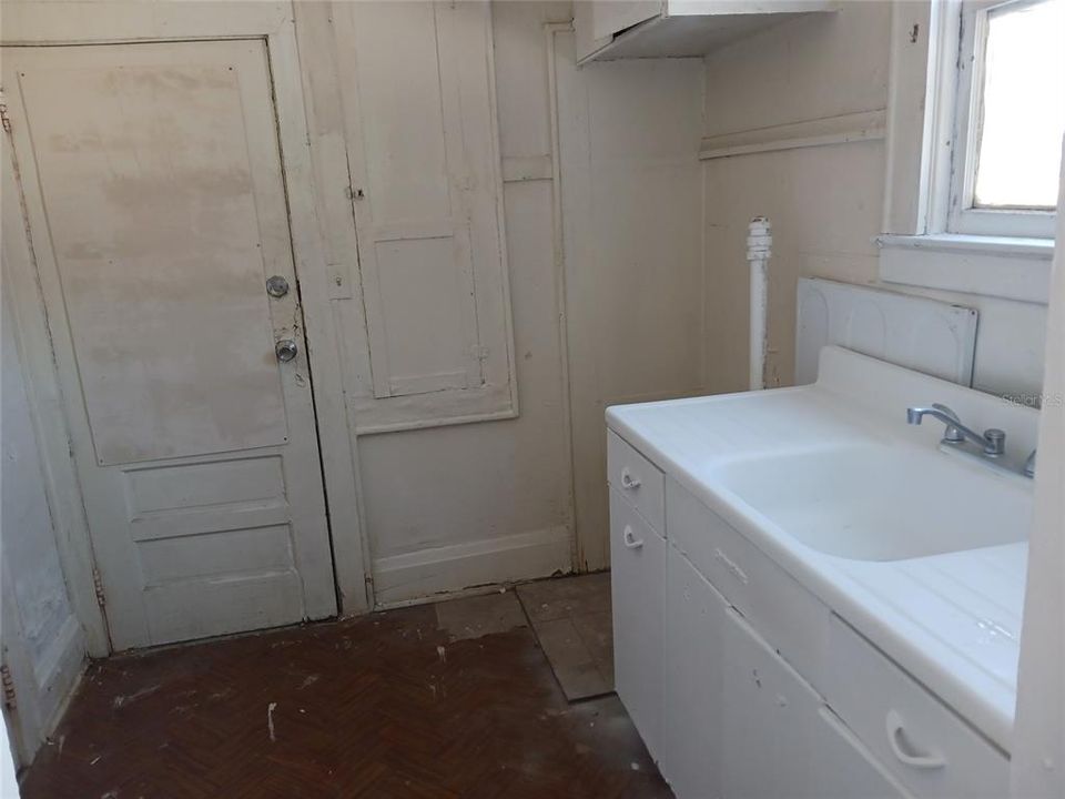 For Rent: $700 (2 beds, 1 baths, 683 Square Feet)