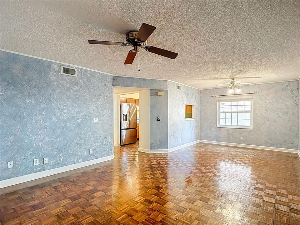 For Sale: $349,000 (2 beds, 1 baths, 1404 Square Feet)