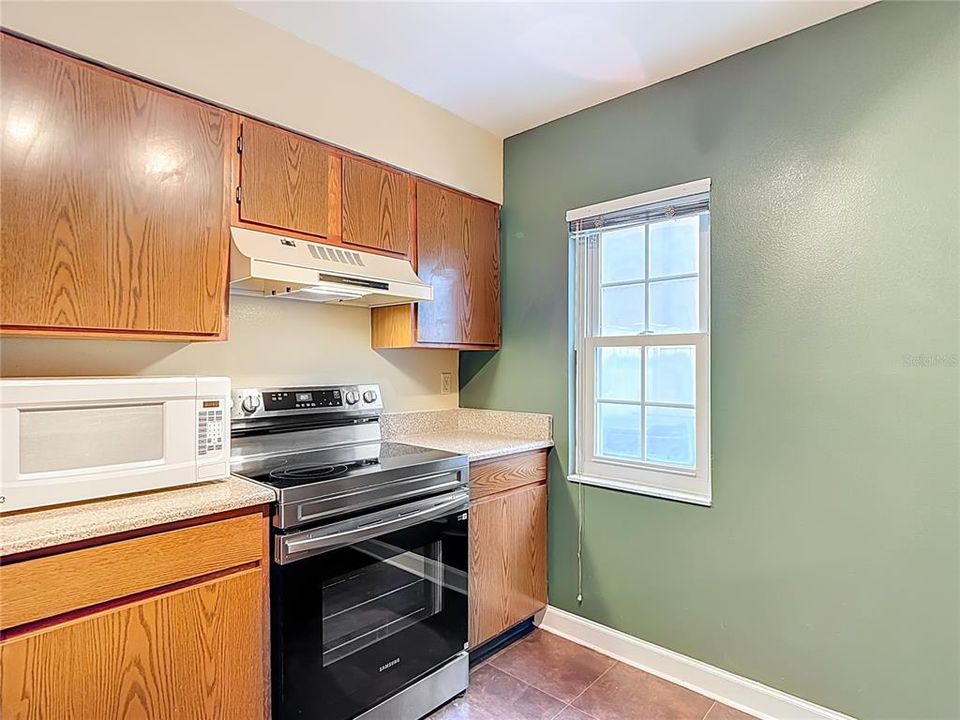 For Sale: $349,000 (2 beds, 1 baths, 1404 Square Feet)
