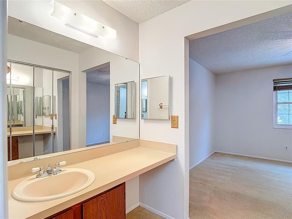 For Sale: $349,000 (2 beds, 1 baths, 1404 Square Feet)