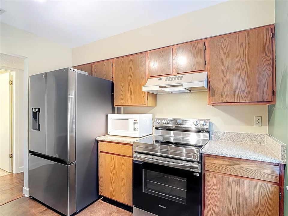 For Sale: $349,000 (2 beds, 1 baths, 1404 Square Feet)