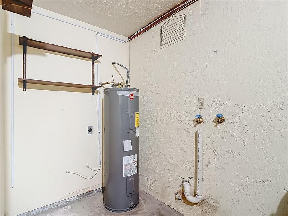 For Sale: $349,000 (2 beds, 1 baths, 1404 Square Feet)