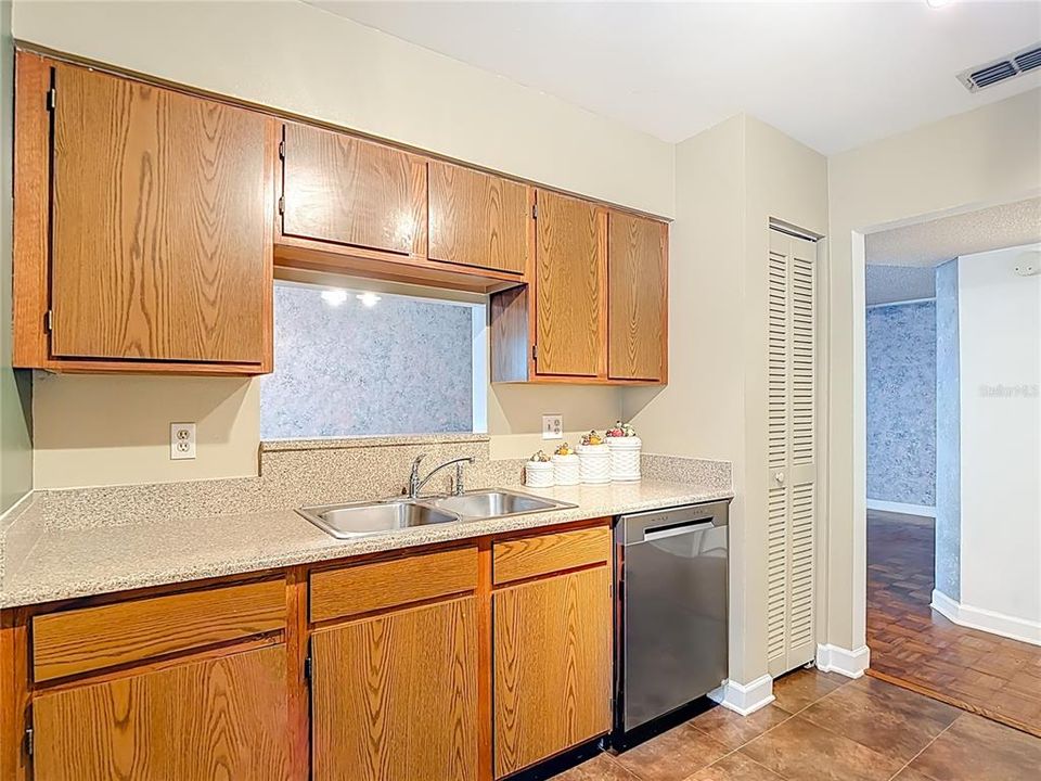 For Sale: $349,000 (2 beds, 1 baths, 1404 Square Feet)