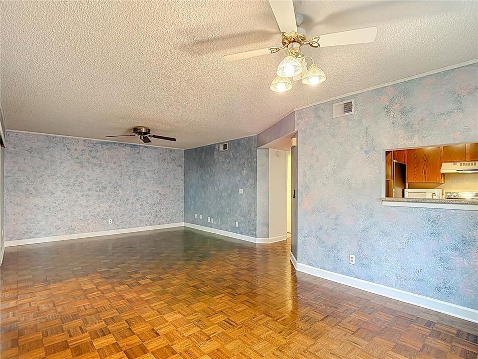 For Sale: $349,000 (2 beds, 1 baths, 1404 Square Feet)