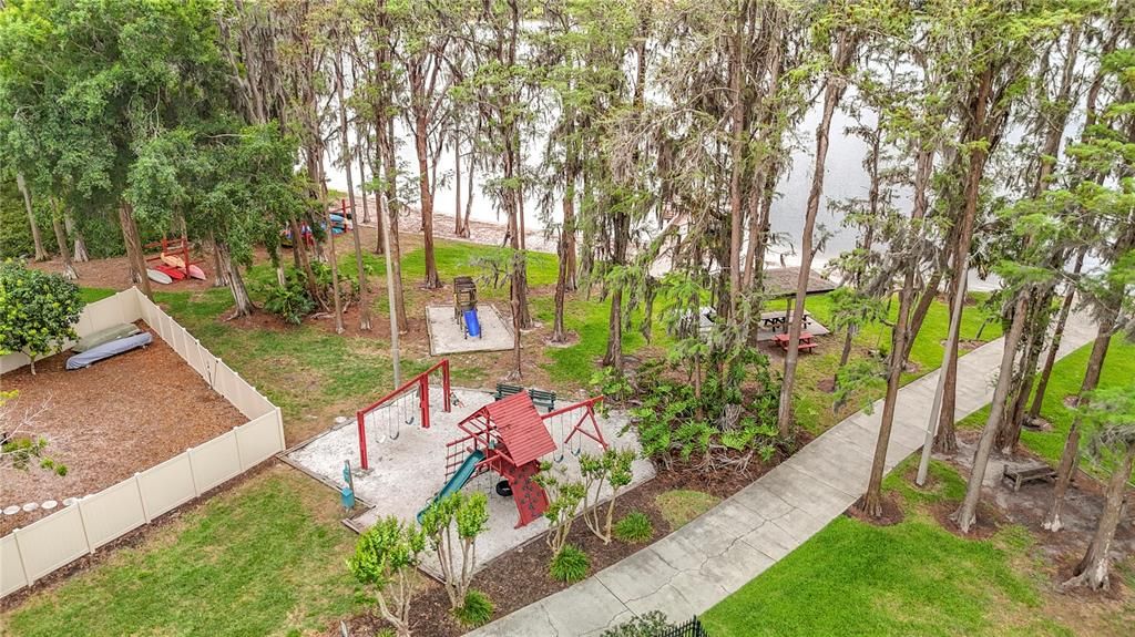 For Sale: $349,000 (2 beds, 1 baths, 1404 Square Feet)