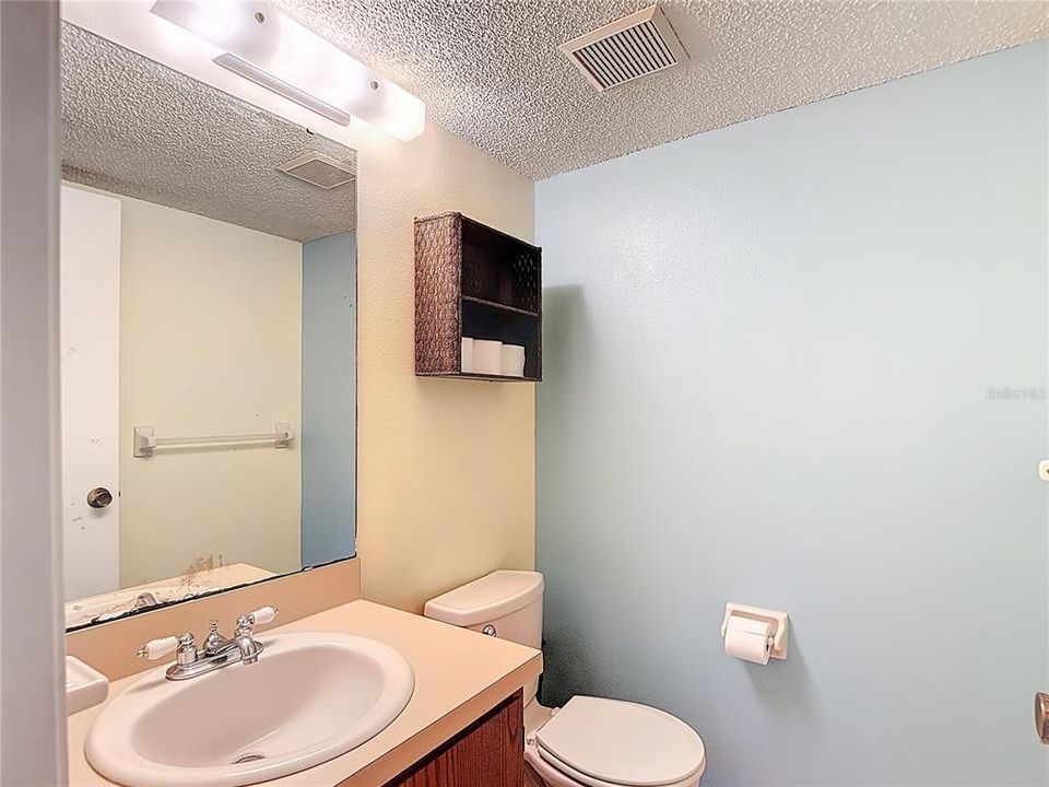 For Sale: $349,000 (2 beds, 1 baths, 1404 Square Feet)