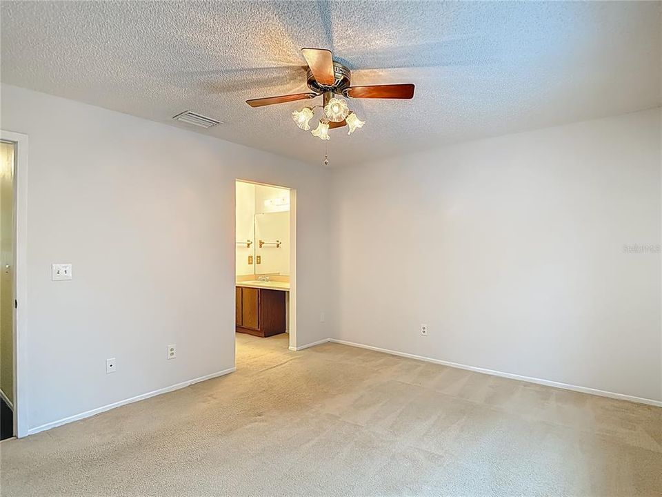 For Sale: $349,000 (2 beds, 1 baths, 1404 Square Feet)