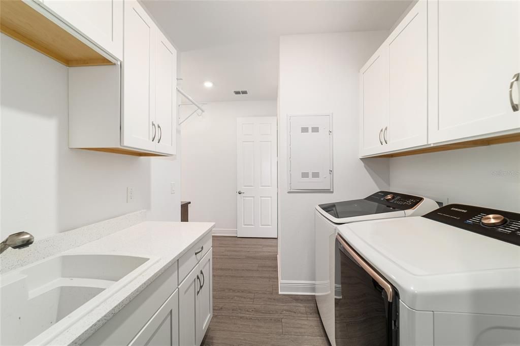Active With Contract: $549,900 (3 beds, 3 baths, 2457 Square Feet)