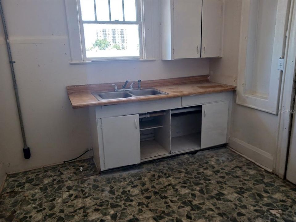 For Rent: $600 (2 beds, 1 baths, 786 Square Feet)