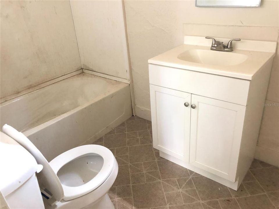 For Rent: $600 (2 beds, 1 baths, 786 Square Feet)