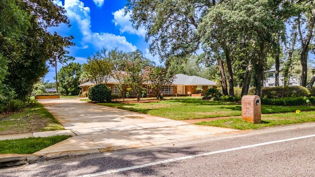 Activo con contrato: $639,900 (4 camas, 3 baños, 2488 Pies cuadrados)