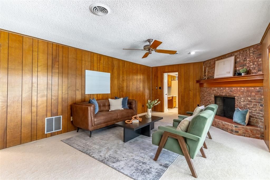 Activo con contrato: $639,900 (4 camas, 3 baños, 2488 Pies cuadrados)