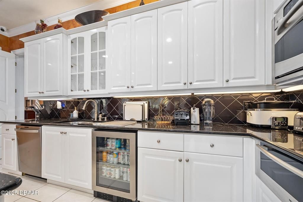 For Sale: $2,250,000 (5 beds, 6 baths, 8010 Square Feet)