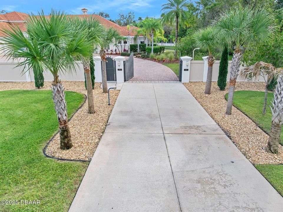 For Sale: $2,250,000 (5 beds, 6 baths, 8010 Square Feet)