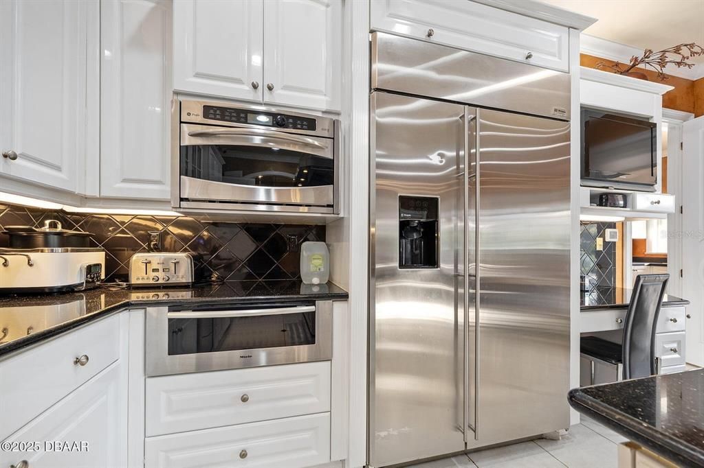 For Sale: $2,250,000 (5 beds, 6 baths, 8010 Square Feet)