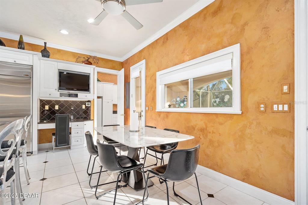 For Sale: $2,250,000 (5 beds, 6 baths, 8010 Square Feet)