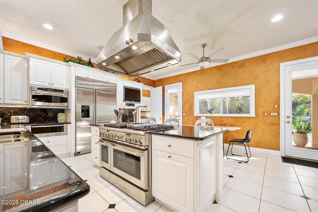 For Sale: $2,250,000 (5 beds, 6 baths, 8010 Square Feet)