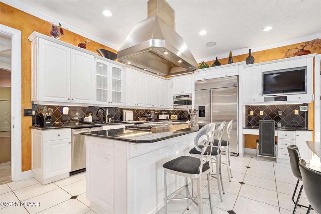 For Sale: $2,250,000 (5 beds, 6 baths, 8010 Square Feet)