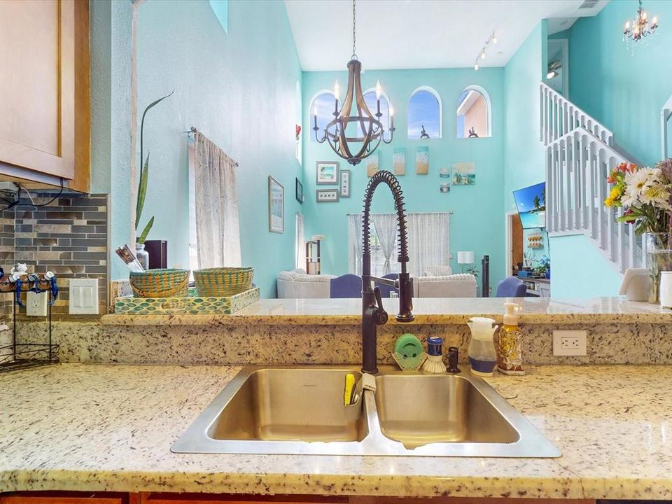 На продажу: $599,999 (6 спален, 3 ванн, 2399 Квадратных фут)
