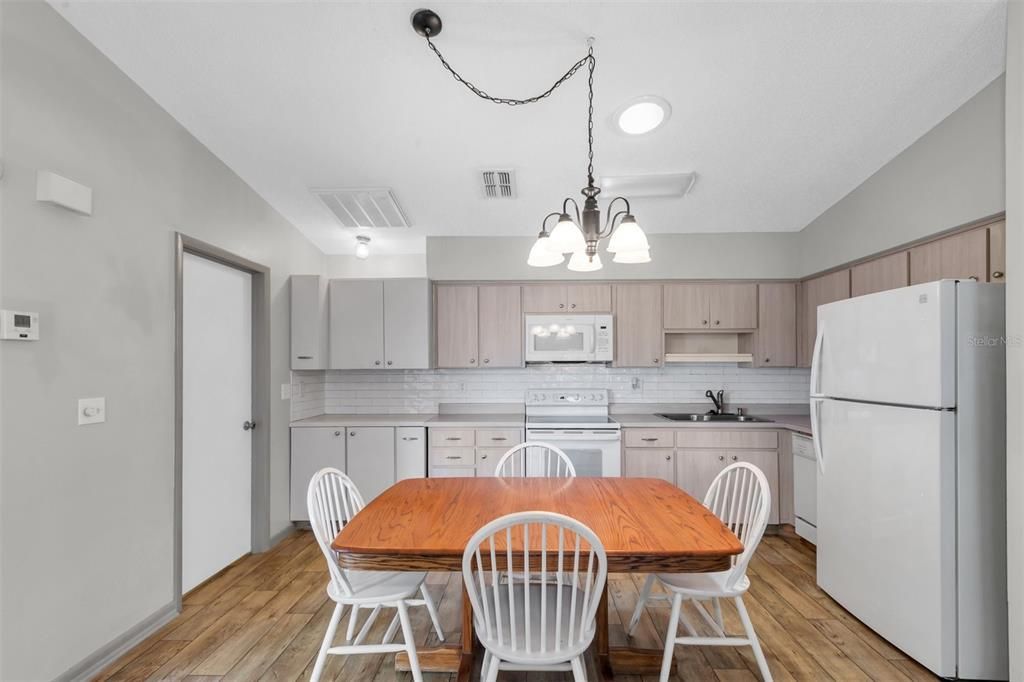 For Sale: $119,900 (2 beds, 2 baths, 864 Square Feet)