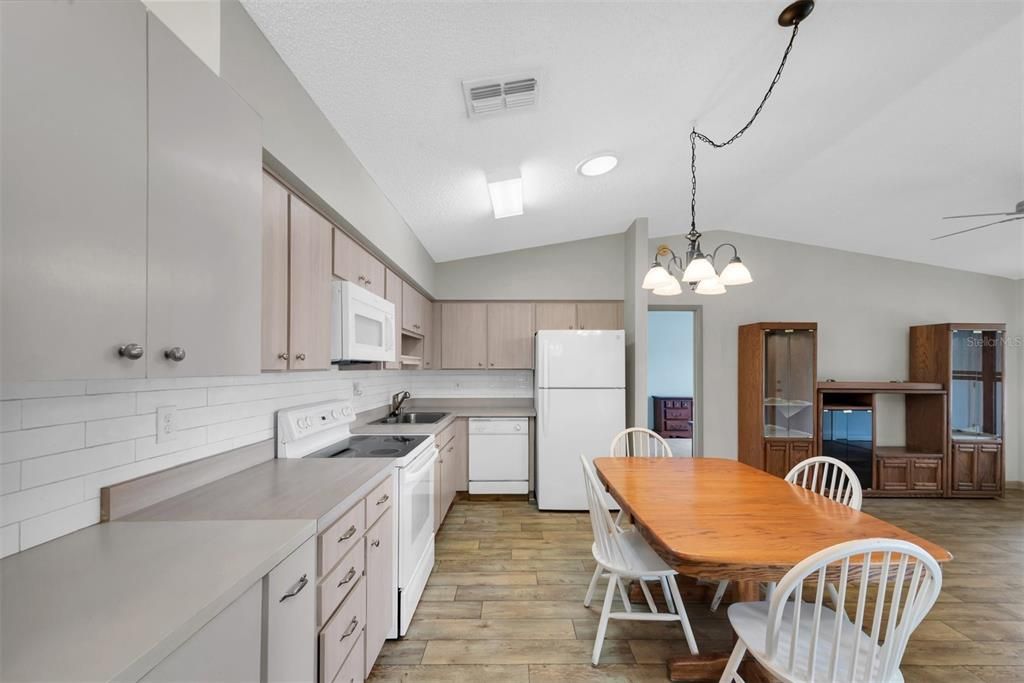 For Sale: $119,900 (2 beds, 2 baths, 864 Square Feet)