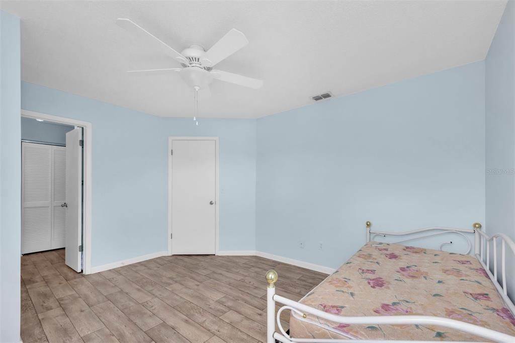 For Sale: $119,900 (2 beds, 2 baths, 864 Square Feet)