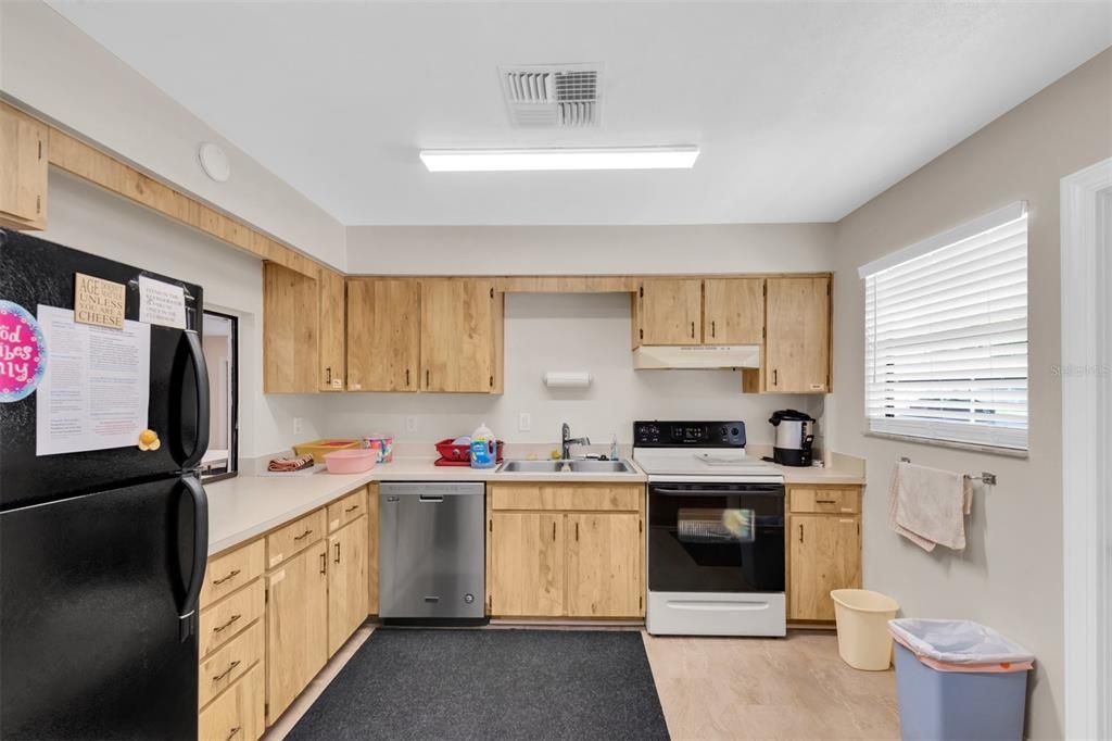 For Sale: $119,900 (2 beds, 2 baths, 864 Square Feet)