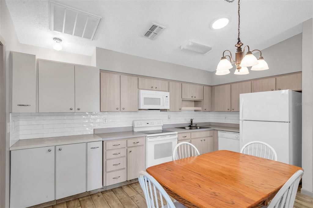 For Sale: $119,900 (2 beds, 2 baths, 864 Square Feet)