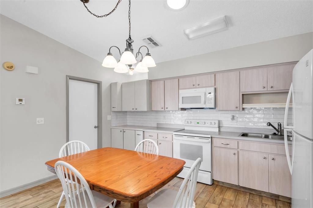 For Sale: $119,900 (2 beds, 2 baths, 864 Square Feet)