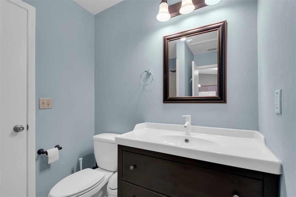 For Sale: $119,900 (2 beds, 2 baths, 864 Square Feet)