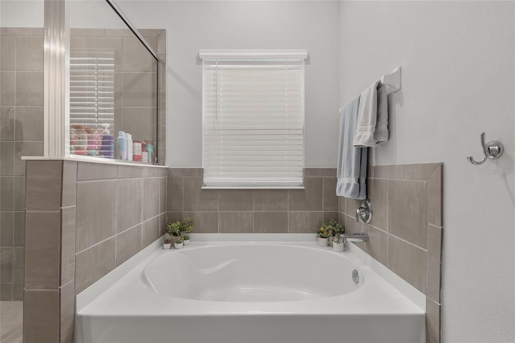 Active With Contract: $340,000 (4 beds, 2 baths, 1981 Square Feet)
