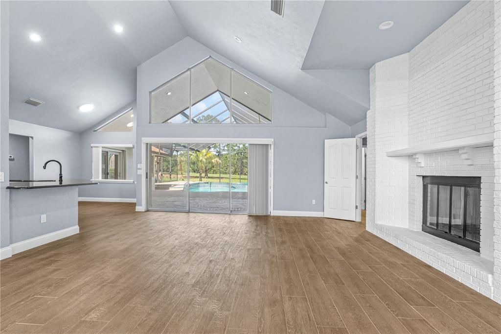 Activo con contrato: $895,000 (7 camas, 5 baños, 3863 Pies cuadrados)