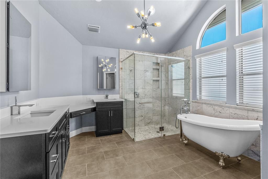Activo con contrato: $895,000 (7 camas, 5 baños, 3863 Pies cuadrados)